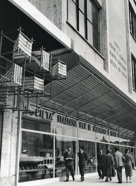 Fiera di Milano - Campionaria 1958 - Viale dell'industria - Padiglione della Società Italiana per il Magnesio e Leghe del Magnesio - Veduta esterna