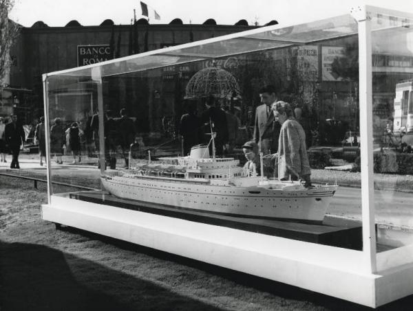 Fiera di Milano - Campionaria 1958 - Padiglione del Gruppo Finmare - Modello di nave
