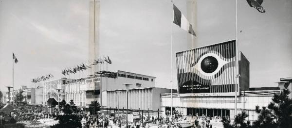 Fiera di Milano - Campionaria 1959 - Viale dell'industria - Veduta panoramica - Palazzo delle nazioni e padiglione del Gruppo Montecatini