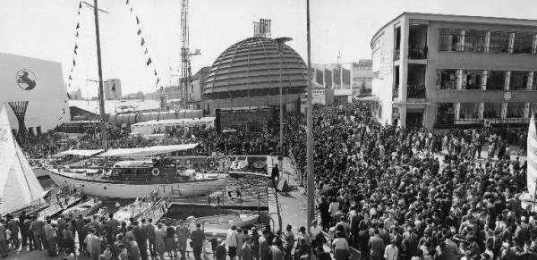 Fiera di Milano - Campionaria 1959 - Piazzale Milano - Darsena per il Salone della nautica - Folla di visitatori