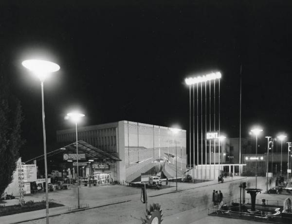 Fiera di Milano - Campionaria 1959 - Viale dell'industria - Padiglione dell'ENI (Ente Nazionale Idrocarburi) - Veduta notturna