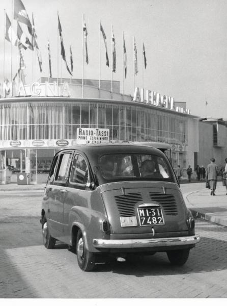 Fiera di Milano - Campionaria 1959 - Largo nazioni - Padiglione dell'Alemagna - Radio-taxi modello Fiat 600 Multipla