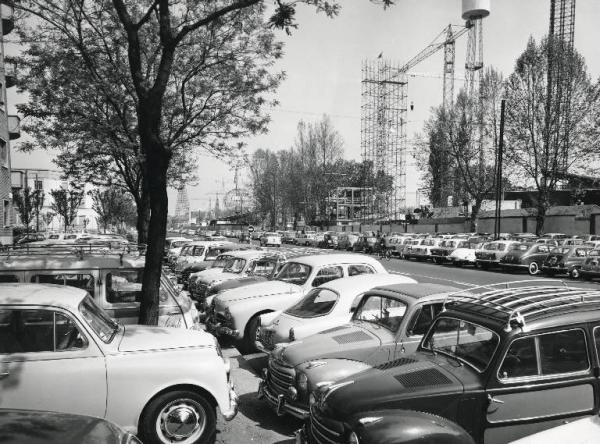 Fiera di Milano - Campionaria 1959 - Parcheggio esterno - Automobili