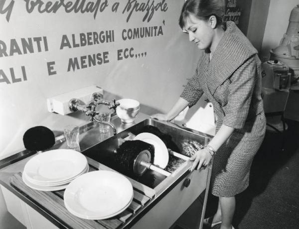 Fiera di Milano - Campionaria 1959 - Padiglione forniture e impianti per la casa, per il bar, per il negozio, per l'albergo, bilance e strumenti per pesare - Interno