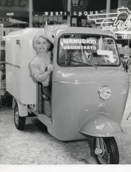 Fiera di Milano - Campionaria 1959 - Padiglione auto, moto, ciclo, accessori e articoli sportivi - Microvettura della Iso Autoveicoli