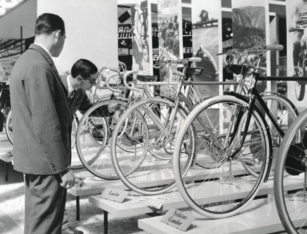 Fiera di Milano - Campionaria 1959 - Padiglione auto, moto, ciclo, accessori e articoli sportivi - Interno - Biciclette Pirelli
