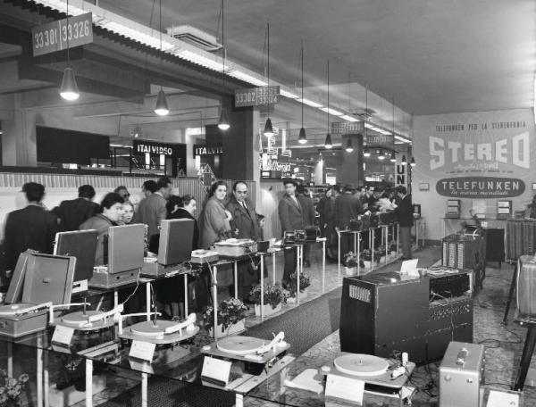 Fiera di Milano - Campionaria 1959 - Padiglione elettronica, radio, televisione, illuminazione e lampadari - Interno