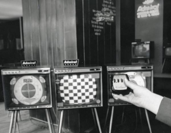 Fiera di Milano - Campionaria 1959 - Padiglione elettronica, radio, televisione, illuminazione e lampadari - Interno - Telecomando ad ultrasuoni Admiral