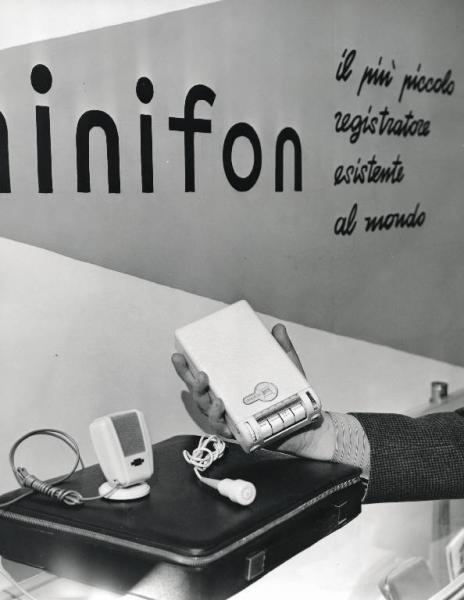 Fiera di Milano - Campionaria 1959 - Padiglione elettronica, radio, televisione, illuminazione e lampadari - Interno - Registratore riproduttore Minifon