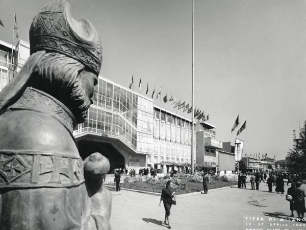 Fiera di Milano - Campionaria 1960 - Viale dell'industria - Palazzo delle nazioni - Veduta esterna