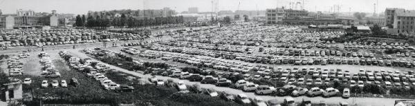 Fiera di Milano - Campionaria 1960 - Parcheggio esterno - Automobili - Veduta panoramica