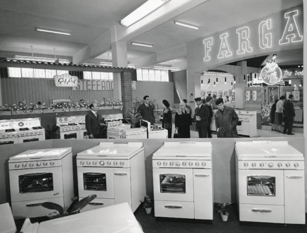 Fiera di Milano - Campionaria 1960 - Padiglione forniture e impianti per la casa, per il bar, per il negozio, per l'albergo, bilance e strumenti per pesare - Interno
