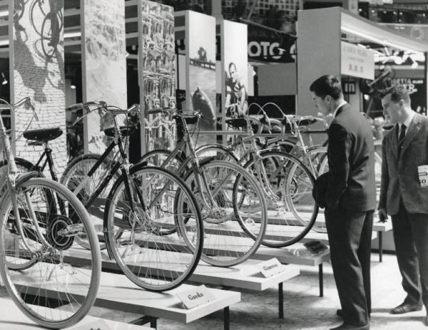 Fiera di Milano - Campionaria 1960 - Padiglione auto, moto, ciclo, accessori e articoli sportivi - Interno - Biciclette