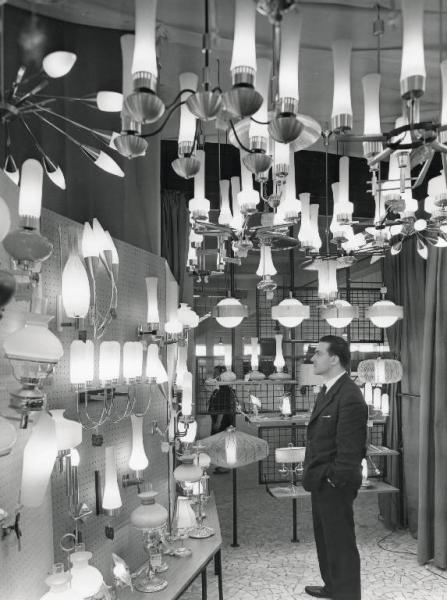 Fiera di Milano - Campionaria 1960 - Padiglione dell'ottica, foto, cine, illuminazione e lampadari - Interno