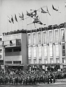 Fiera di Milano - Campionaria 1958 - Piazza Italia - Presentazione del XROE -1 " Rotociclo", l'elicottero monoposto prodotto dalla Hiller