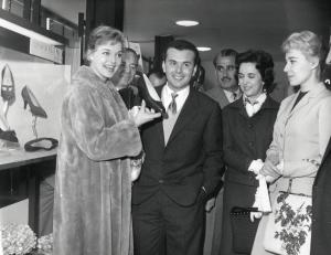 Fiera di Milano - Campionaria 1958 - Mostra calzature di qualità - Visita delle conduttrici televisive Virna Lisi, Marisa Borrini e Edda Campagnoli