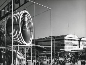 Fiera di Milano - Campionaria 1958 - Viale del commercio - Installazione pubblicitaria della San Pellegrino - Padiglione 33