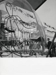 Fiera di Milano - Campionaria 1958 - Viale dell'industria - Palazzo delle nazioni - Installazione pubblicitaria della ditta AMPA - Abitacolo per elicottero