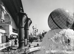 Fiera di Milano - Campionaria 1958 - Viale dell'industria - Installazione pompe idrauliche Ercole Marelli