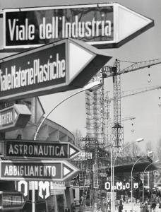 Fiera di Milano - Campionaria 1958 - Viale siderurgia - Largo VI - Installazione segnaletica