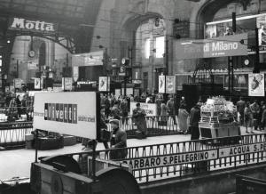 Milano - Stazione centrale - Striscione pubblicitario della Fiera campionaria di Milano del 1958
