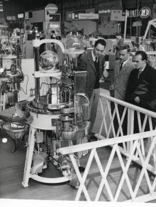 Fiera di Milano - Campionaria 1958 - Padiglione macchine e apparecchi per l'industria chimica e farmaceutica - Interno