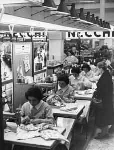 Fiera di Milano - Campionaria 1958 - Padiglione del Salone delle macchine per cucire - Interno