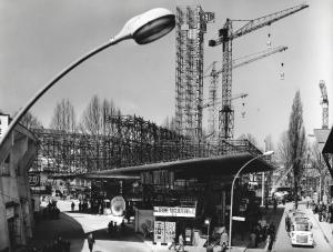 Fiera di Milano - Campionaria 1958 - Viale della siderurgia - Largo VI - Tettoia per mostre varie della Meccanica e della Siderurgia