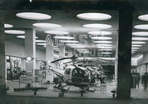 Fiera di Milano - Campionaria 1958 - Settore dell'aeronautica - Elicottero Agusta