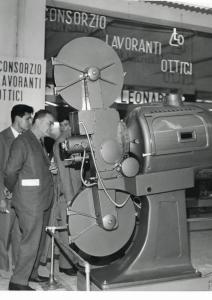 Fiera di Milano - Campionaria 1958 - Padiglione dell'ottica, foto, cine - Interno