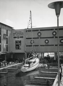 Fiera di Milano - 1959 - Piazzale Milano - Darsena per il Salone della nautica - Imbarcazione del Cantiere Navale Italiano di Porta Mare - Varo