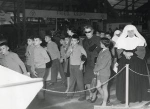Fiera di Milano - Campionaria 1959 - Visita dei ragazzi della Fondazione Don Gnocchi accompagnati dalla contessa Borletti