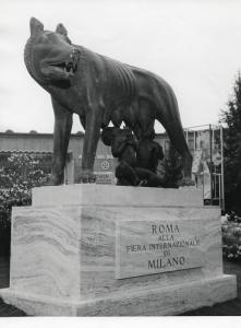 Fiera di Milano - Campionaria 1959 - Scultura Lupa Capitolina donata dal comune di Roma