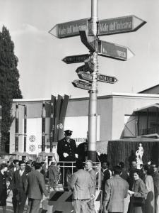 Fiera di Milano - Campionaria 1959 - Installazione segnaletica con vigile