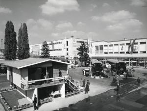 Fiera di Milano - Campionaria 1959 - Modello di casa prefabbricata - Carrozze ferroviarie