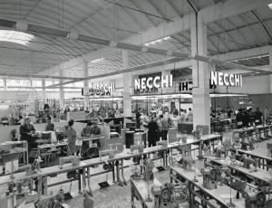 Fiera di Milano - Campionaria 1959 - Padiglione delle macchine per cucire - Interno
