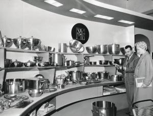 Fiera di Milano - Campionaria 1959 - Padiglione impianti e attrezzature per bar e negozi, ceramiche, cristallerie e casalinghi - Interno