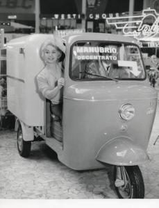 Fiera di Milano - Campionaria 1959 - Padiglione auto, moto, ciclo, accessori e articoli sportivi - Microvettura della Iso Autoveicoli