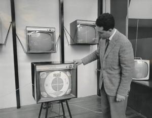 Fiera di Milano - Campionaria 1959 - Padiglione elettronica, radio, televisione, illuminazione e lampadari - Interno - Televisioni a banda larga Westinghaus