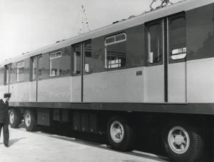 Fiera di Milano - Campionaria 1959 - Area espositiva all'aperto della Breda - Elettromotrice su pneumatici per metropolitana - Particolare