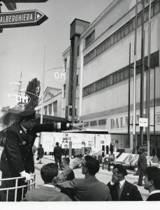 Fiera di Milano - Campionaria 1960 - Viale della siderurgia - Installazione segnaletica con vigile - Visitatori