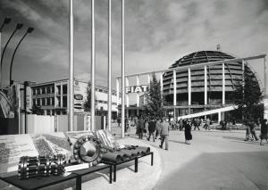 Fiera di Milano - Campionaria 1960 - Padiglione della Fiat e padiglione delle materie plastiche - Veduta esterna
