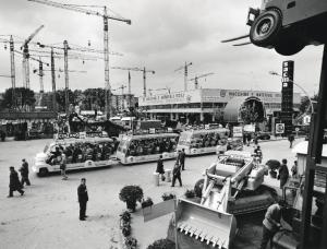 Fiera di Milano - Campionaria 1960 - Viale del lavoro - Settore dell'edilizia - Autotreno elettrico per il trasporto interno con pubblicità della Cinzano
