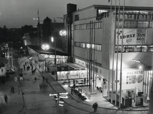 Fiera di Milano - Campionaria 1960 - Viale della siderurgia - Padiglione della Dalmine e tettoia espositiva della Officine Meccaniche OM - Veduta notturna