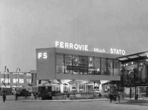 Fiera di Milano - Campionaria 1960 - Padiglione delle Ferrovie dello Stato - Veduta esterna