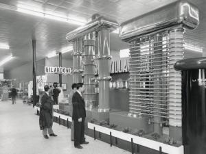 Fiera di Milano - Campionaria 1960 - Padiglione macchine a apparecchi per l'industria chimica e farmaceutica - Interno