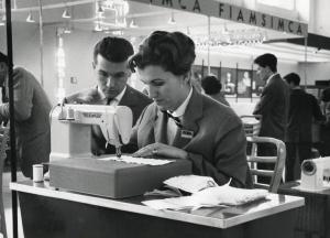 Fiera di Milano - Campionaria 1960 - Padiglione delle macchine per cucire - Interno