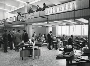 Fiera di Milano - Campionaria 1960 - Padiglione cancelleria e mobili per ufficio, macchine e forniture per ufficio, attrezzature per uffici tecnici - Interno