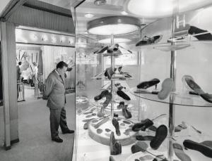 Fiera di Milano - Campionaria 1960 - Padiglione calzature di qualità - Interno