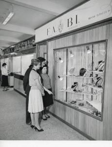 Fiera di Milano - Campionaria 1960 - Padiglione fiori artificiali, bigiotteria, profumeria, cosmetica, accessori - Interno